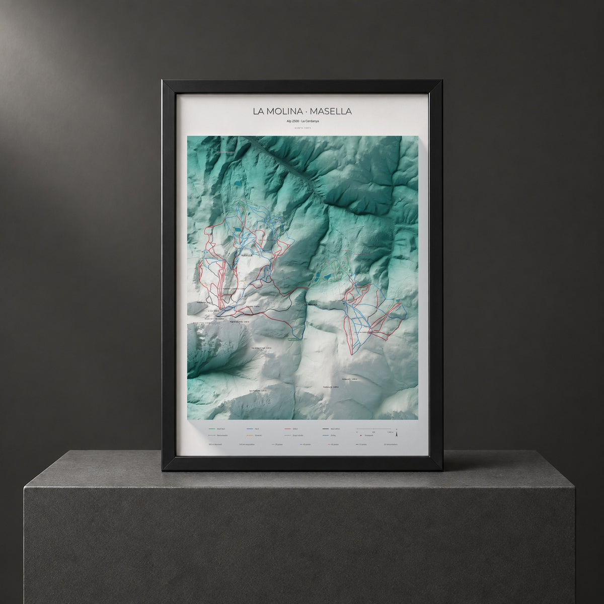 Mapa de pistes de La Molina · Masella · Alpina · 70 × 100 cm. Làmina emmarcada en negre sobre un pedestal.