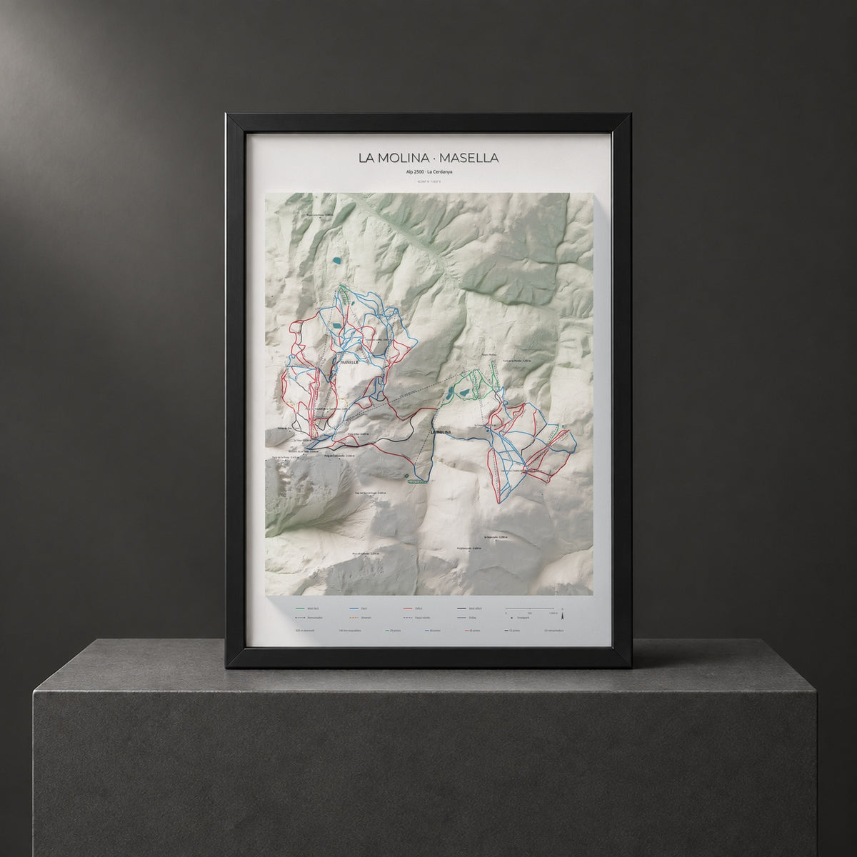 Mapa de pistes de La Molina · Masella · Cartogràfic · 50 × 70 cm. Làmina emmarcada en negre sobre un pedestal.