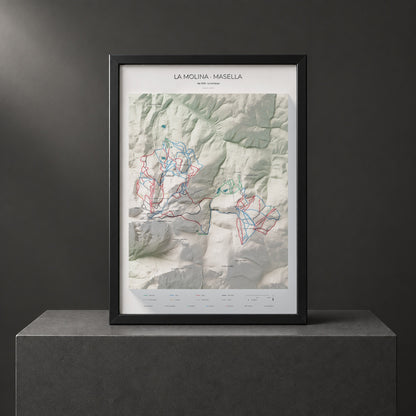 Mapa de pistes de La Molina · Masella · Cartogràfic · 50 × 70 cm. Làmina emmarcada en negre sobre un pedestal.