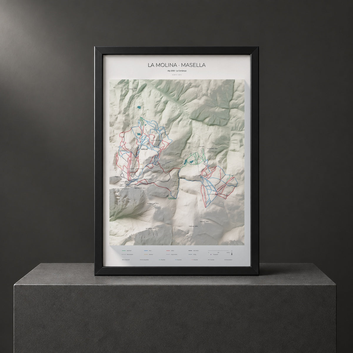 Mapa de pistes de La Molina · Masella · Cartogràfic · 70 × 100 cm. Làmina emmarcada en negre sobre un pedestal.