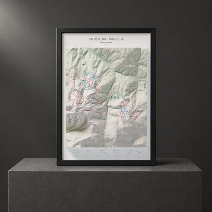 Mapa de pistes de La Molina · Masella · Cartogràfic · 70 × 100 cm. Làmina emmarcada en negre sobre un pedestal.