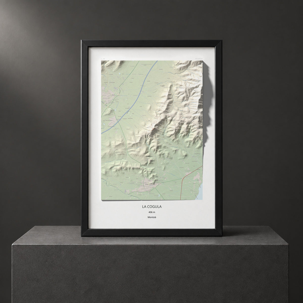 Mapa de relieve de la Cogula, 406 m, Montsià, lámina 100 Cims de Trobart. Presentación enmarcada. 70 × 100 cm.