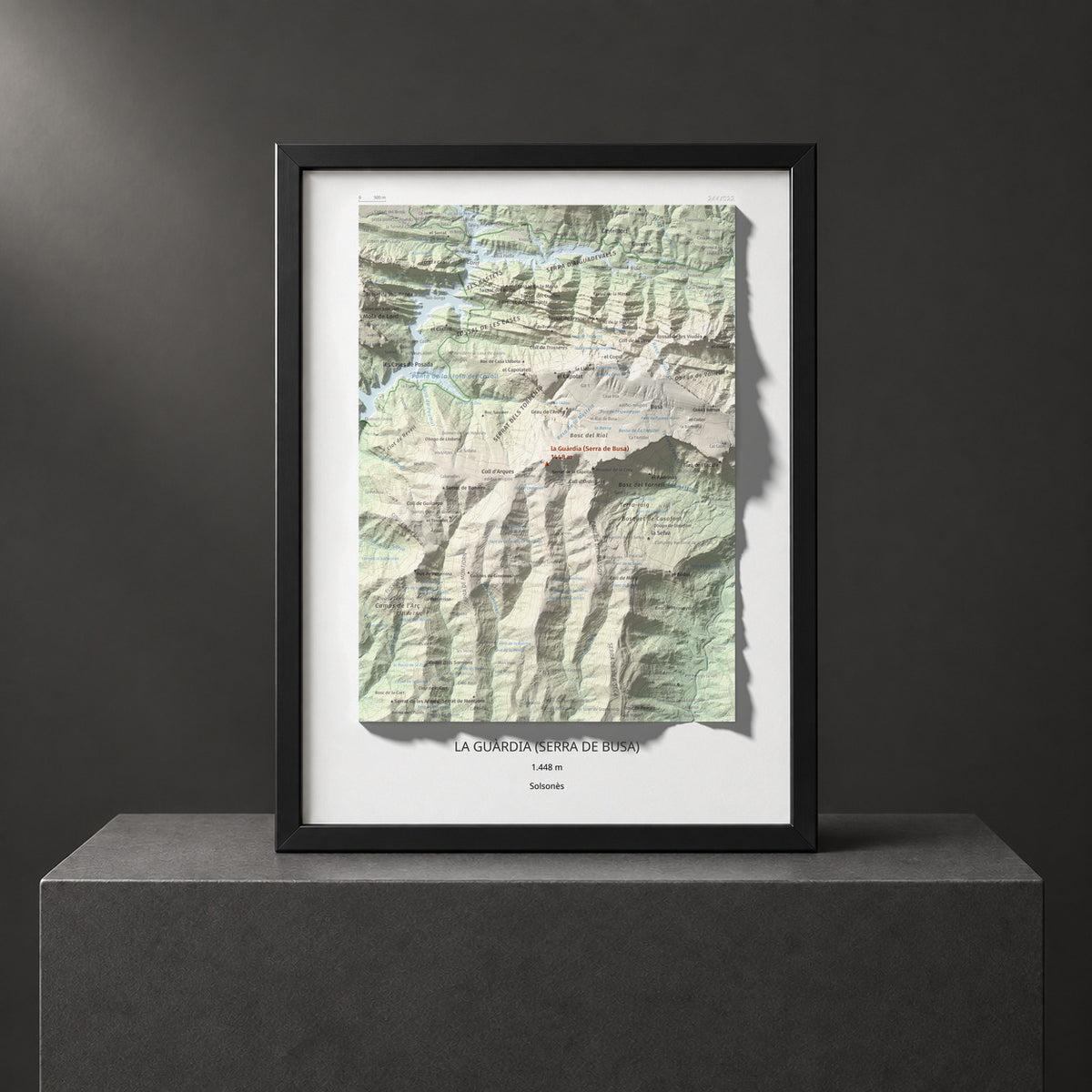 Mapa de relieve de la Guàrdia (Serra de Busa), 1448 m, Solsonès, lámina 100 Cims de Trobart. Presentación enmarcada. 30 × 40 cm.