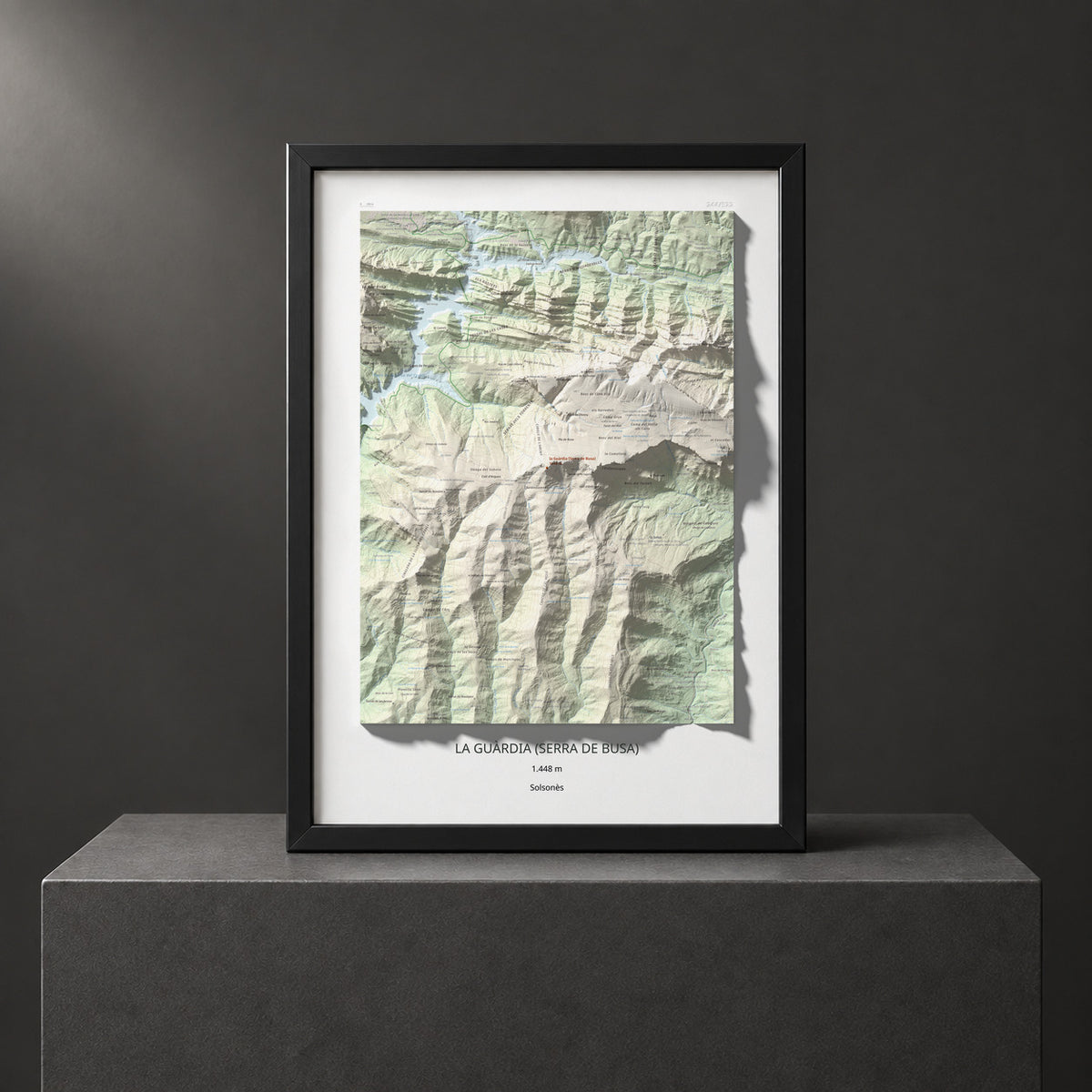 Mapa de relieve de la Guàrdia (Serra de Busa), 1448 m, Solsonès, lámina 100 Cims de Trobart. Presentación enmarcada. 50 × 70 cm.