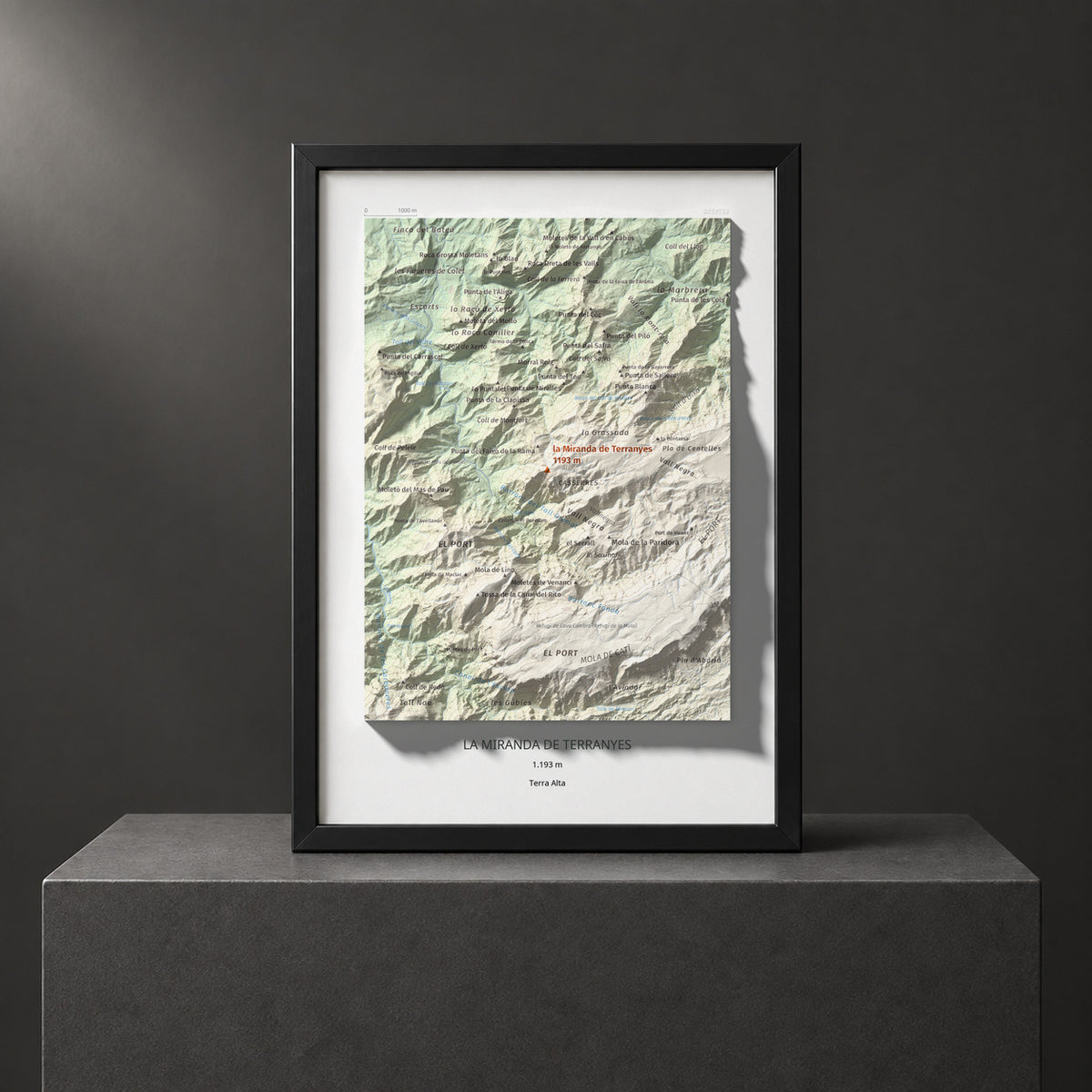 Mapa de relieve de la Miranda de Terranyes, 1193 m, Terra Alta, lámina 100 Cims de Trobart. Presentación enmarcada. 21 × 30 cm.