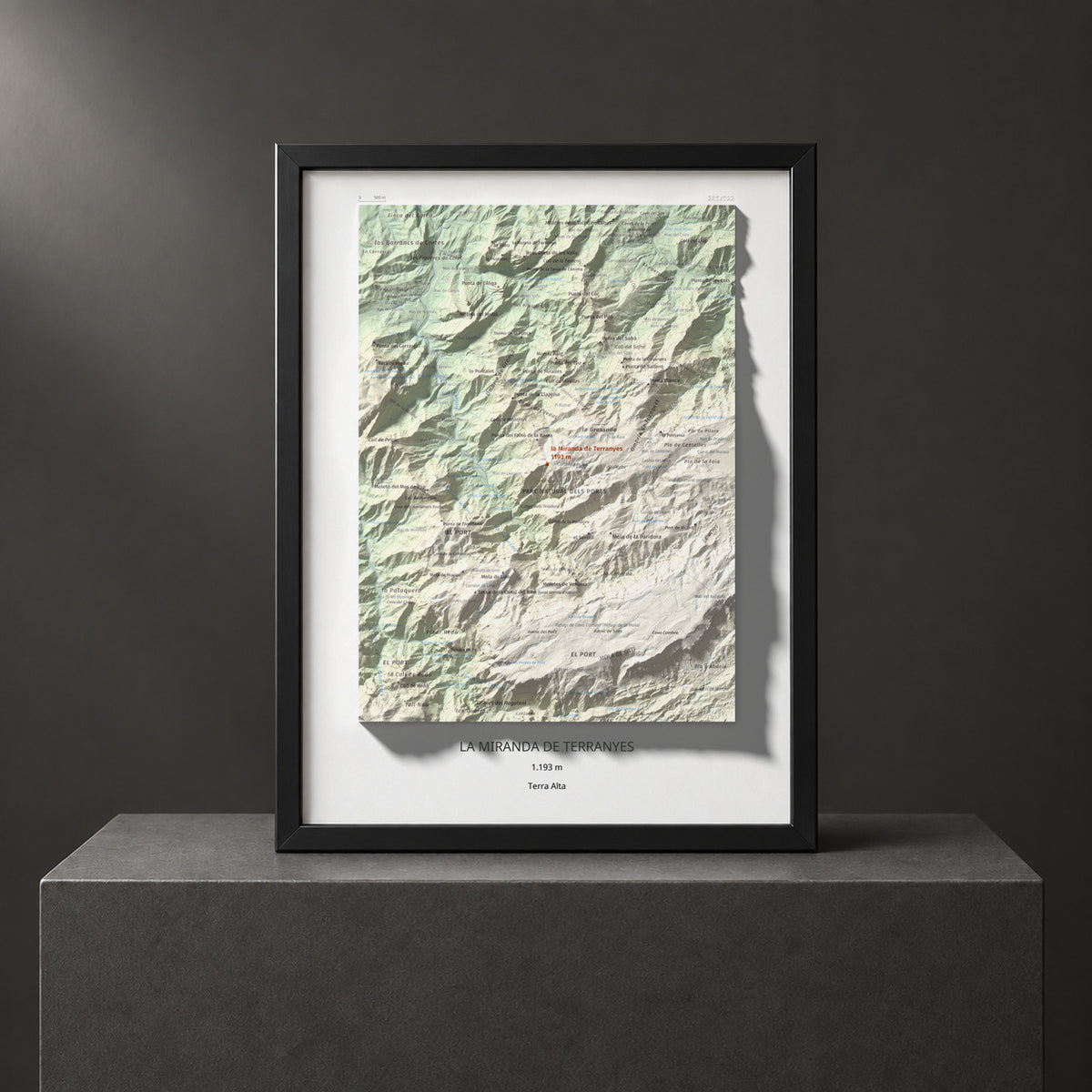 Mapa de relieve de la Miranda de Terranyes, 1193 m, Terra Alta, lámina 100 Cims de Trobart. Presentación enmarcada. 30 × 40 cm.