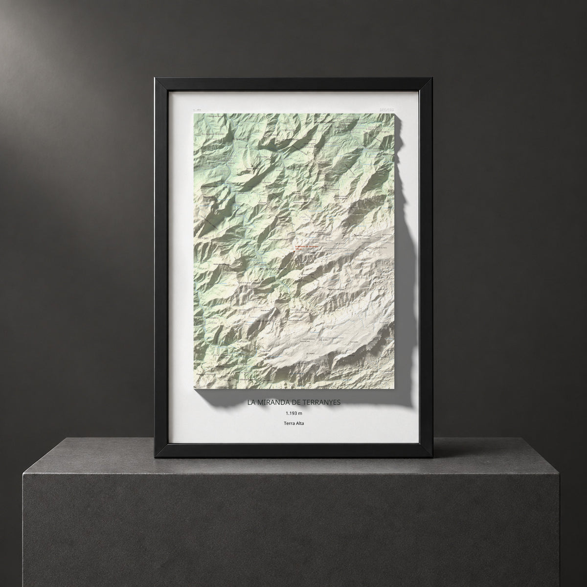 Mapa de relieve de la Miranda de Terranyes, 1193 m, Terra Alta, lámina 100 Cims de Trobart. Presentación enmarcada. 50 × 70 cm.