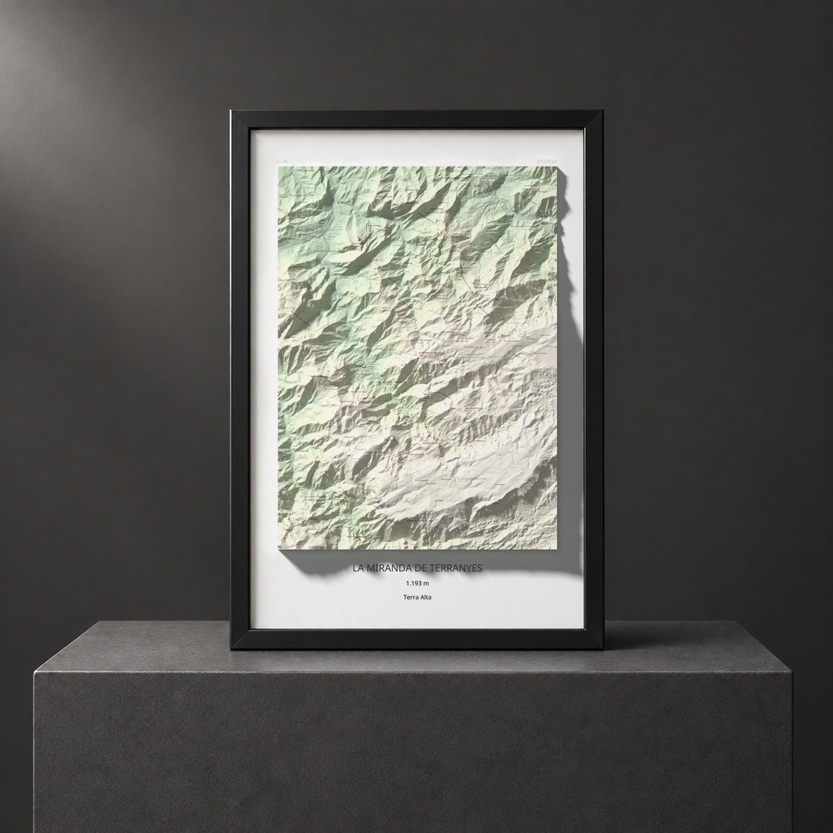 Mapa de relieve de la Miranda de Terranyes, 1193 m, Terra Alta, lámina 100 Cims de Trobart. Presentación enmarcada. 61 × 91 cm.