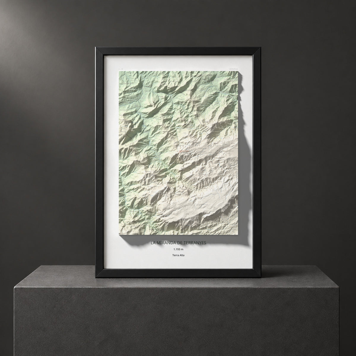 Mapa de relieve de la Miranda de Terranyes, 1193 m, Terra Alta, lámina 100 Cims de Trobart. Presentación enmarcada. 70 × 100 cm.