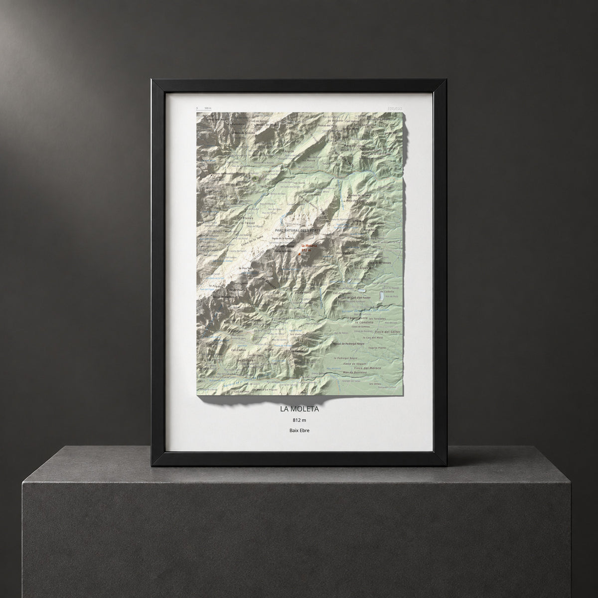 Mapa de relieve de la Moleta, 812 m, Baix Ebre, lámina 100 Cims de Trobart. Presentación enmarcada. 30 × 40 cm.