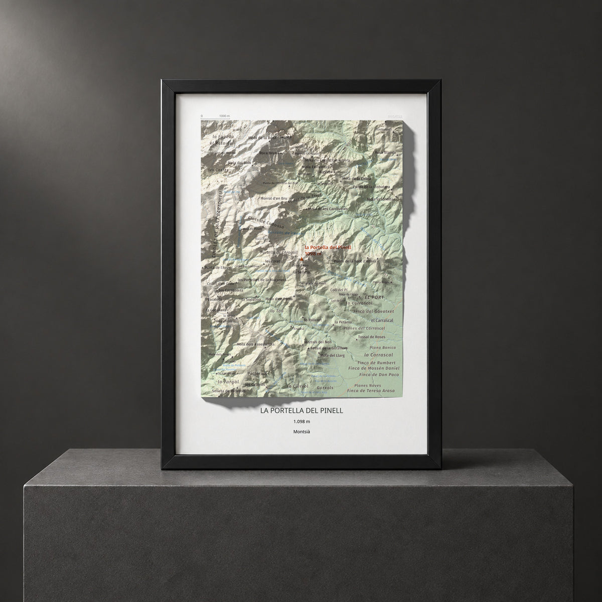 Mapa de relieve de la Portella del Pinell, 1098 m, Montsià, lámina 100 Cims de Trobart. Presentación enmarcada. 21 × 30 cm.