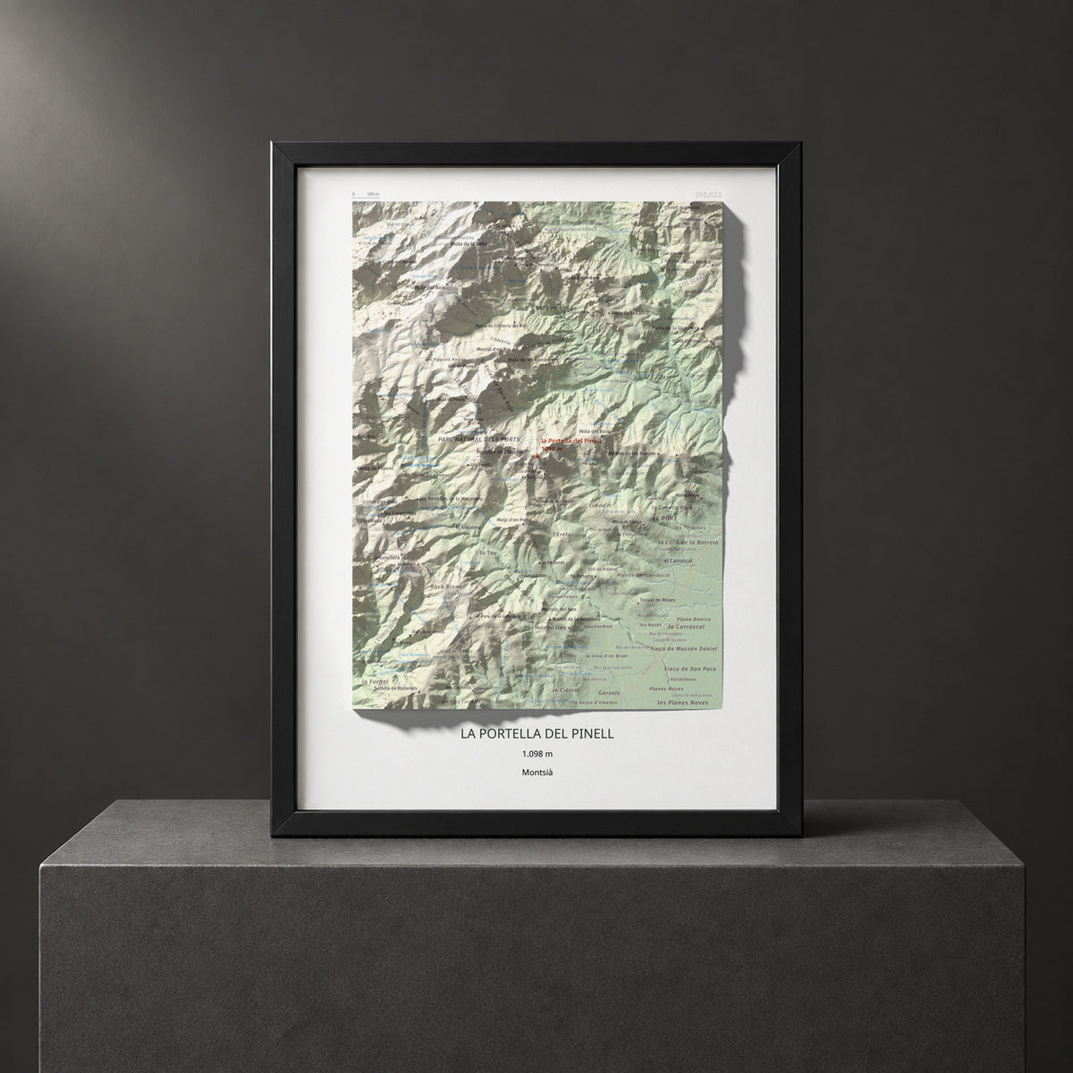 Mapa de relieve de la Portella del Pinell, 1098 m, Montsià, lámina 100 Cims de Trobart. Presentación enmarcada. 30 × 40 cm.