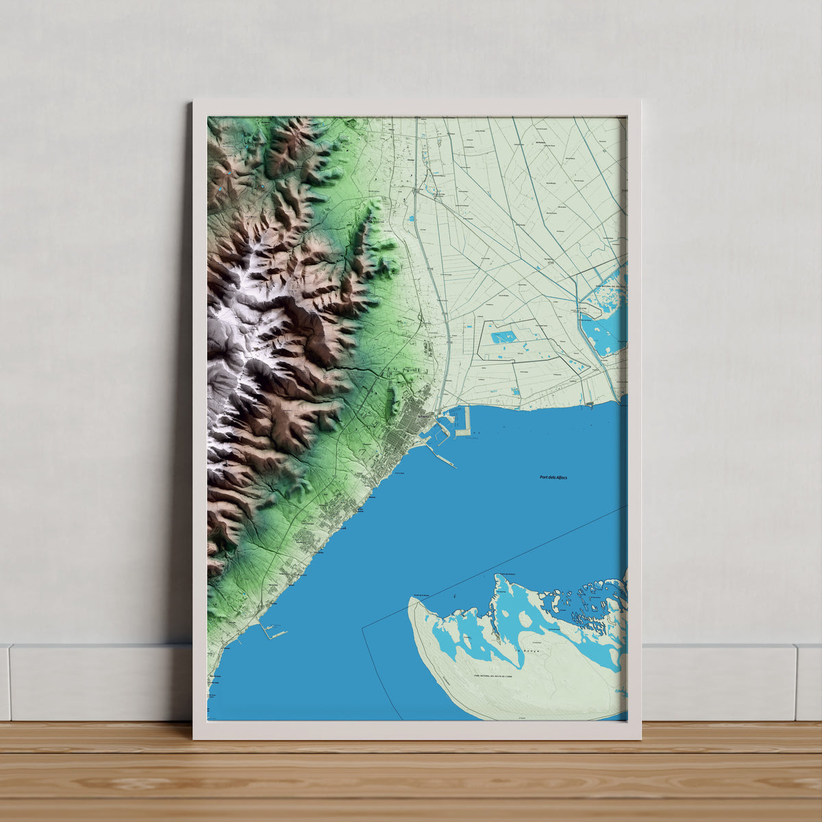 Mapa artístico del relieve de la Ràpita, al Montsià, con 15 km de entorno y base topográfica ICGC. Presentación enmarcada.