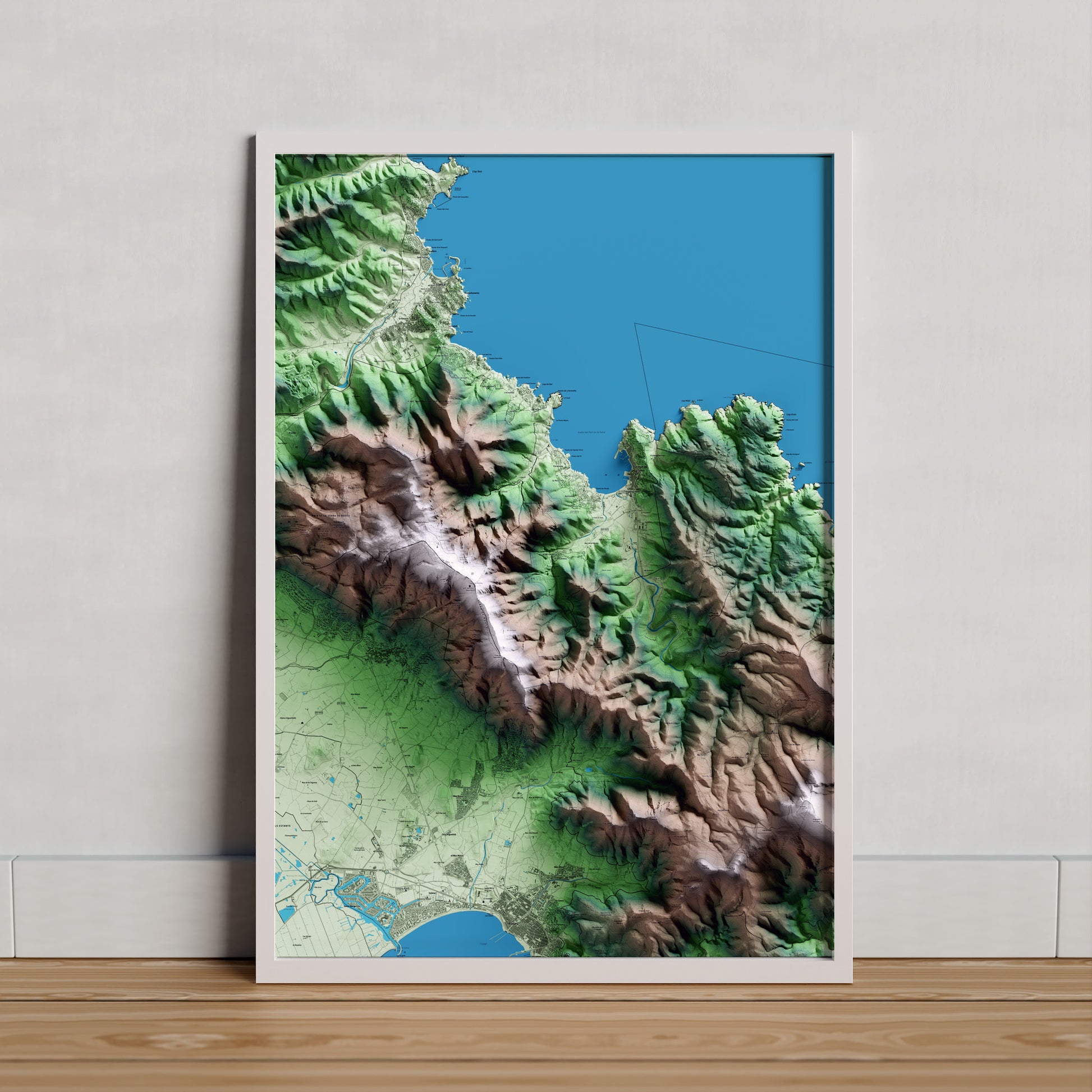 Mapa artístico del relieve de la Selva de Mar, al Alt Empordà, con 15 km de entorno y base topográfica ICGC. Presentación enmarcada.