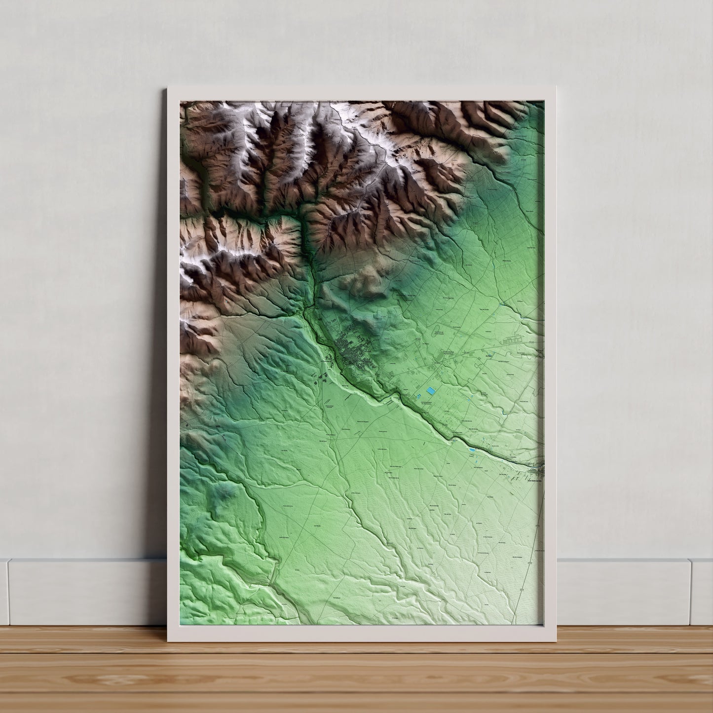 Mapa artístico del relieve de la Sénia, al Montsià, con 15 km de entorno y base topográfica ICGC. Presentación enmarcada.