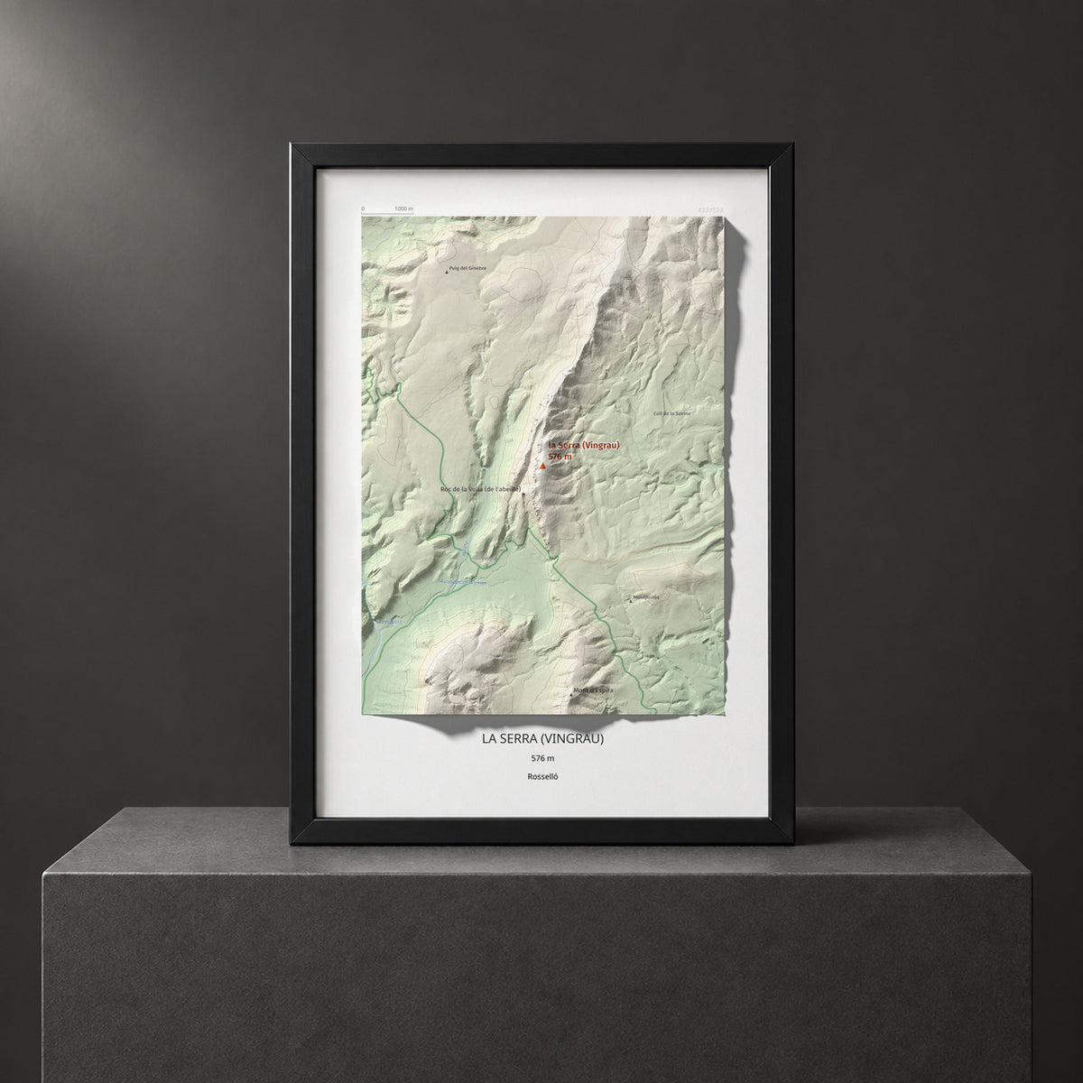 Mapa topogràfic del relleu: la Serra (Vingrau), 576 m. Presentació emmarcada. 21 × 30 cm.
