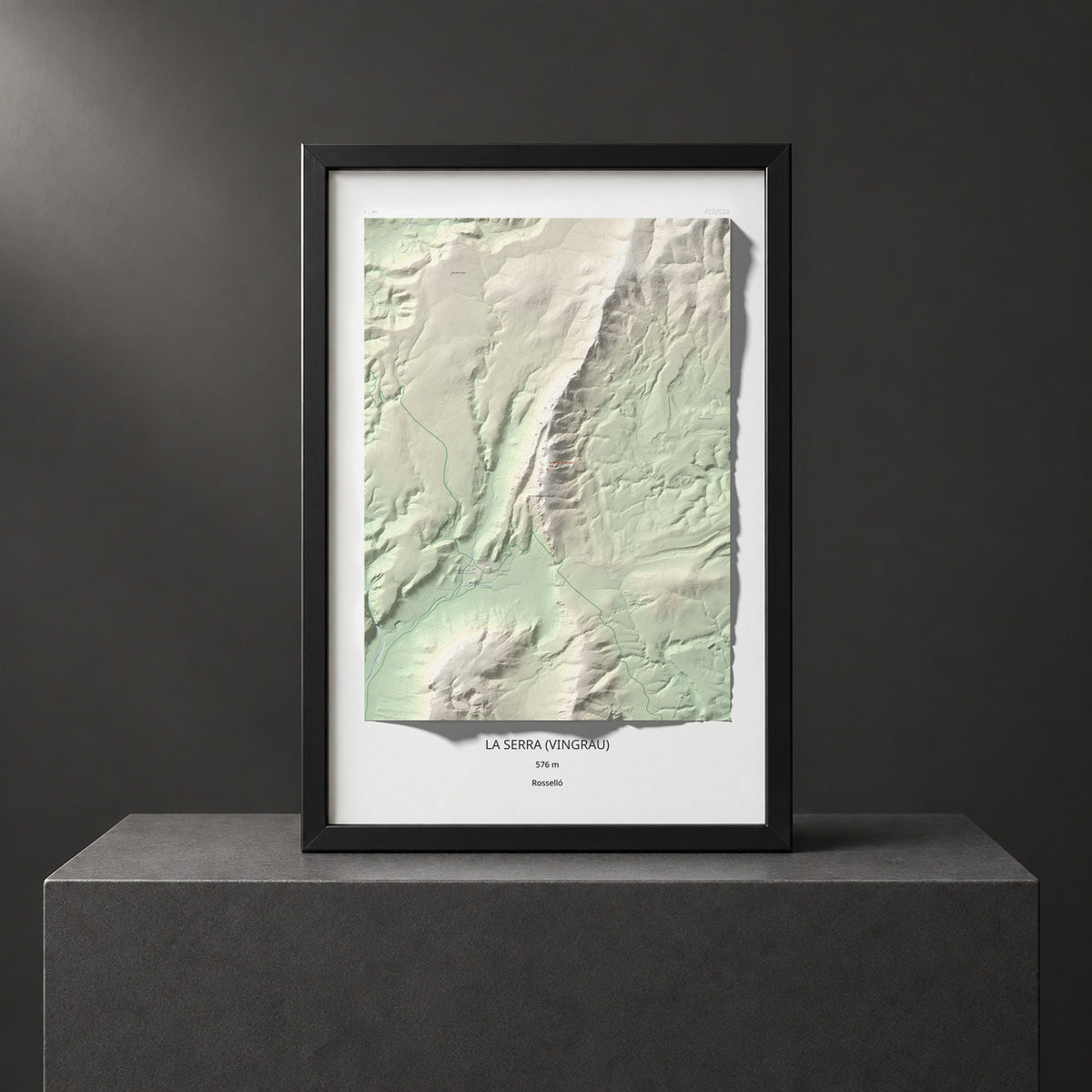 Mapa topogràfic del relleu: la Serra (Vingrau), 576 m. Presentació emmarcada. 61 × 91 cm.
