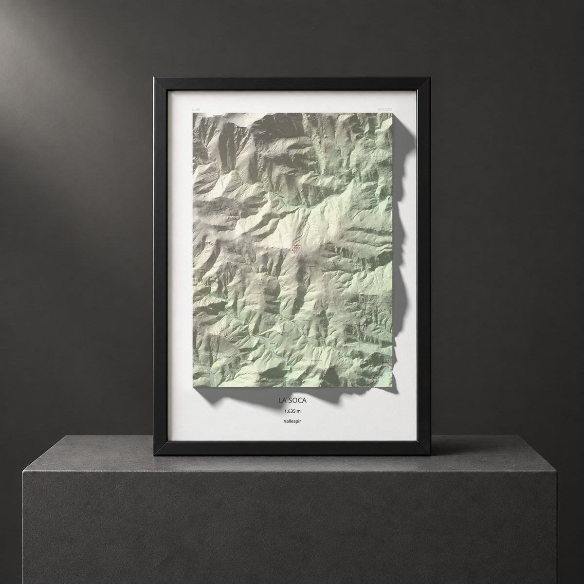 Mapa de relieve de la Soca, 1635 m, Vallespir, lámina 100 Cims de Trobart. Presentación enmarcada. 50 × 70 cm.