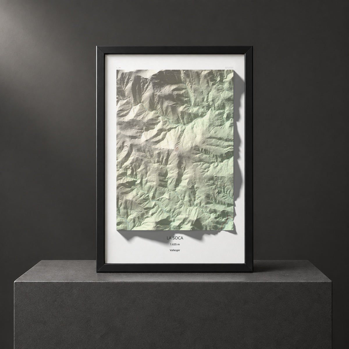 Mapa de relieve de la Soca, 1635 m, Vallespir, lámina 100 Cims de Trobart. Presentación enmarcada. 61 × 91 cm.