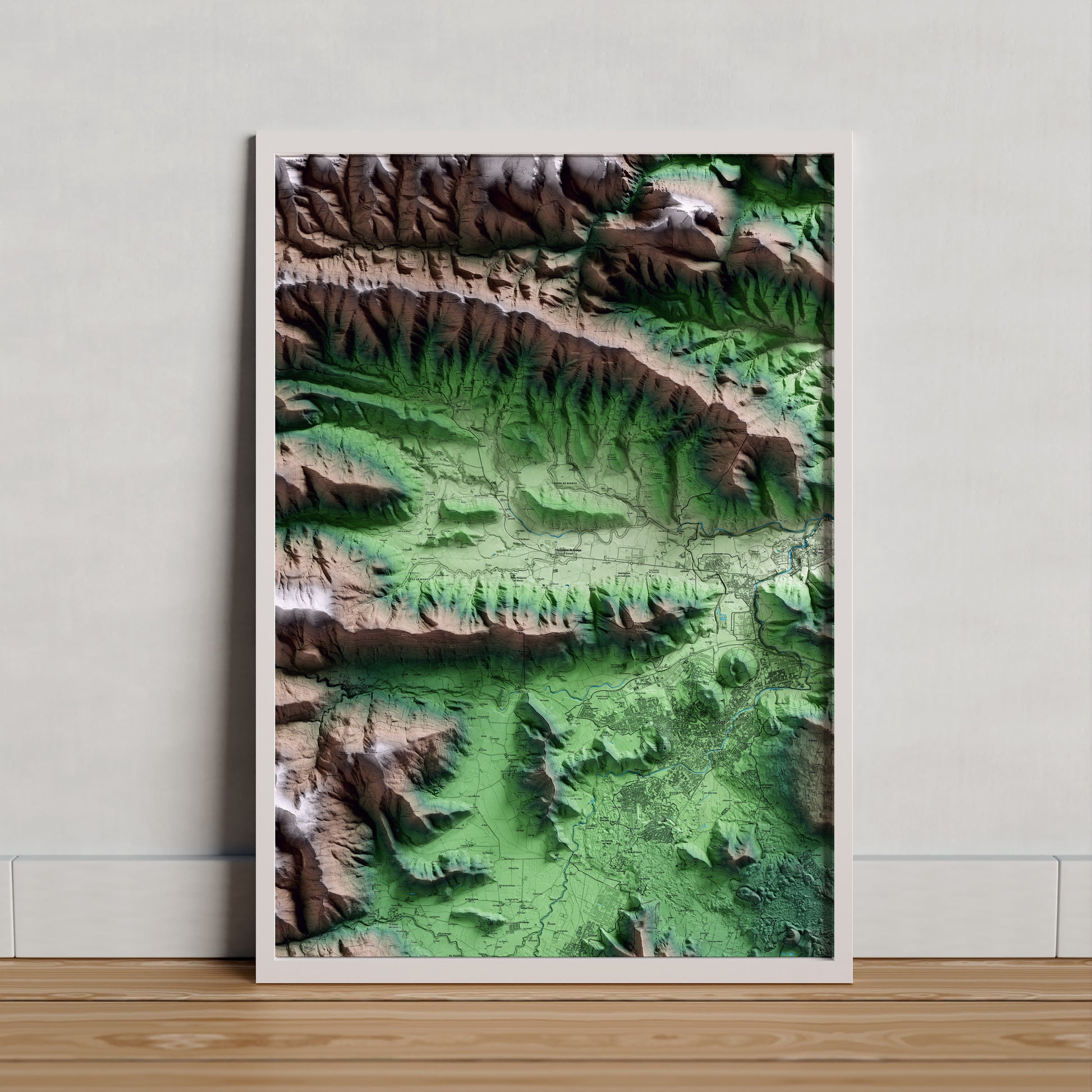 Mapa artístico del relieve de la Vall de Bianya, a la Garrotxa, con 15 km de entorno y base topográfica ICGC. Presentación enmarcada.