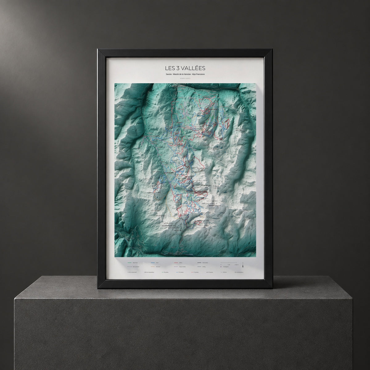 Mapa de pistes de Les 3 Vallées · Alpina · 50 × 70 cm. Làmina emmarcada en negre sobre un pedestal.