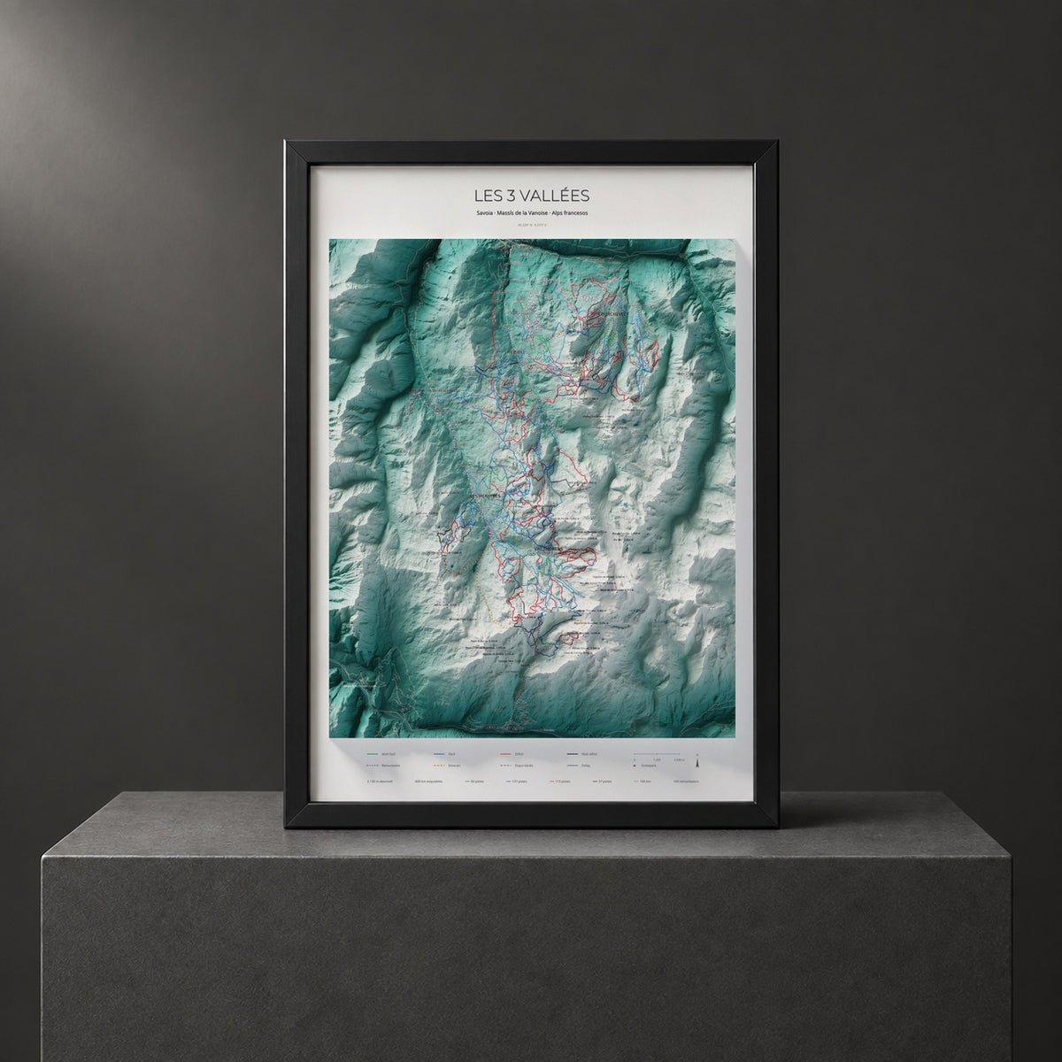 Mapa de pistes de Les 3 Vallées · Alpina · 70 × 100 cm. Làmina emmarcada en negre sobre un pedestal.