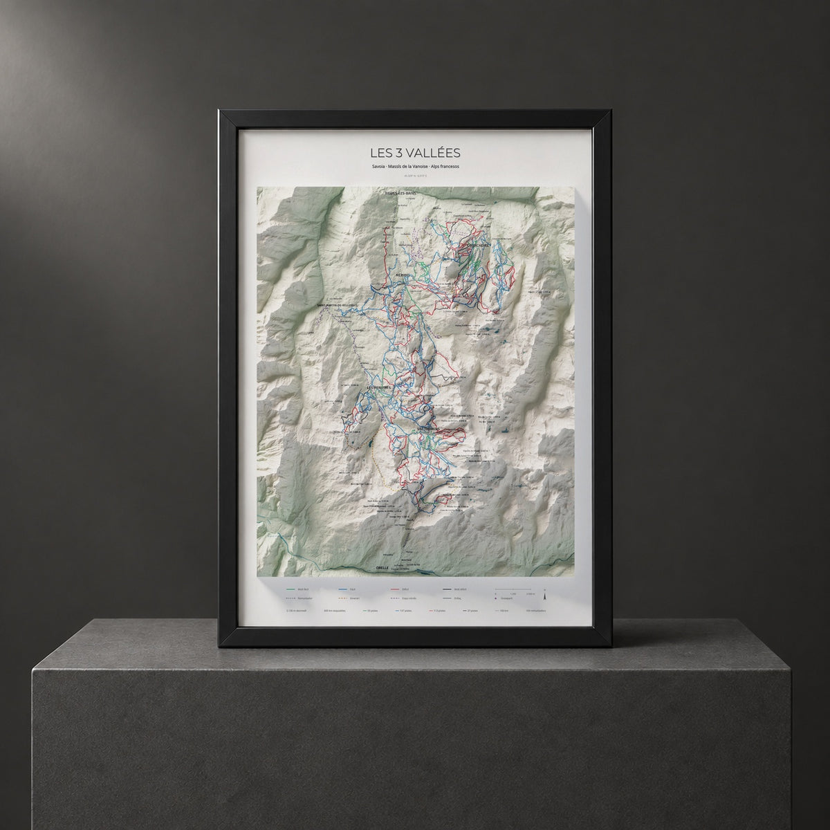 Mapa de pistes de Les 3 Vallées · Cartogràfic · 50 × 70 cm. Làmina emmarcada en negre sobre un pedestal.