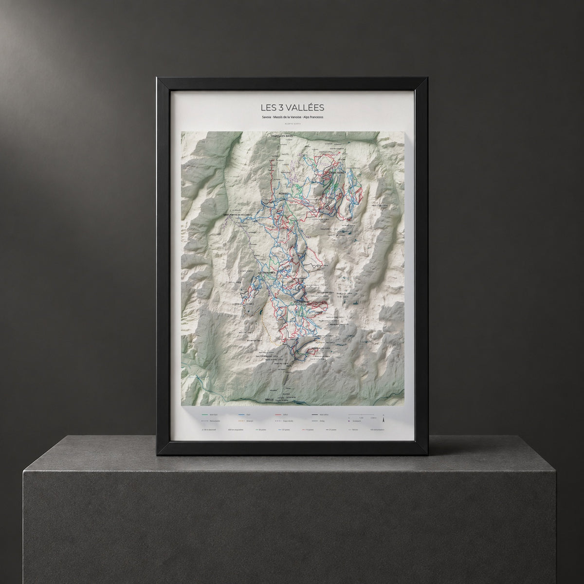 Mapa de pistes de Les 3 Vallées · Cartogràfic · 70 × 100 cm. Làmina emmarcada en negre sobre un pedestal.