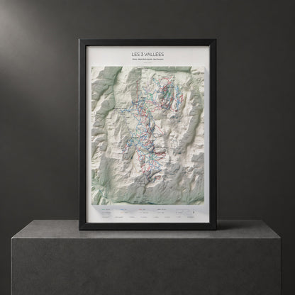 Mapa de pistes de Les 3 Vallées · Cartogràfic · 70 × 100 cm. Làmina emmarcada en negre sobre un pedestal.