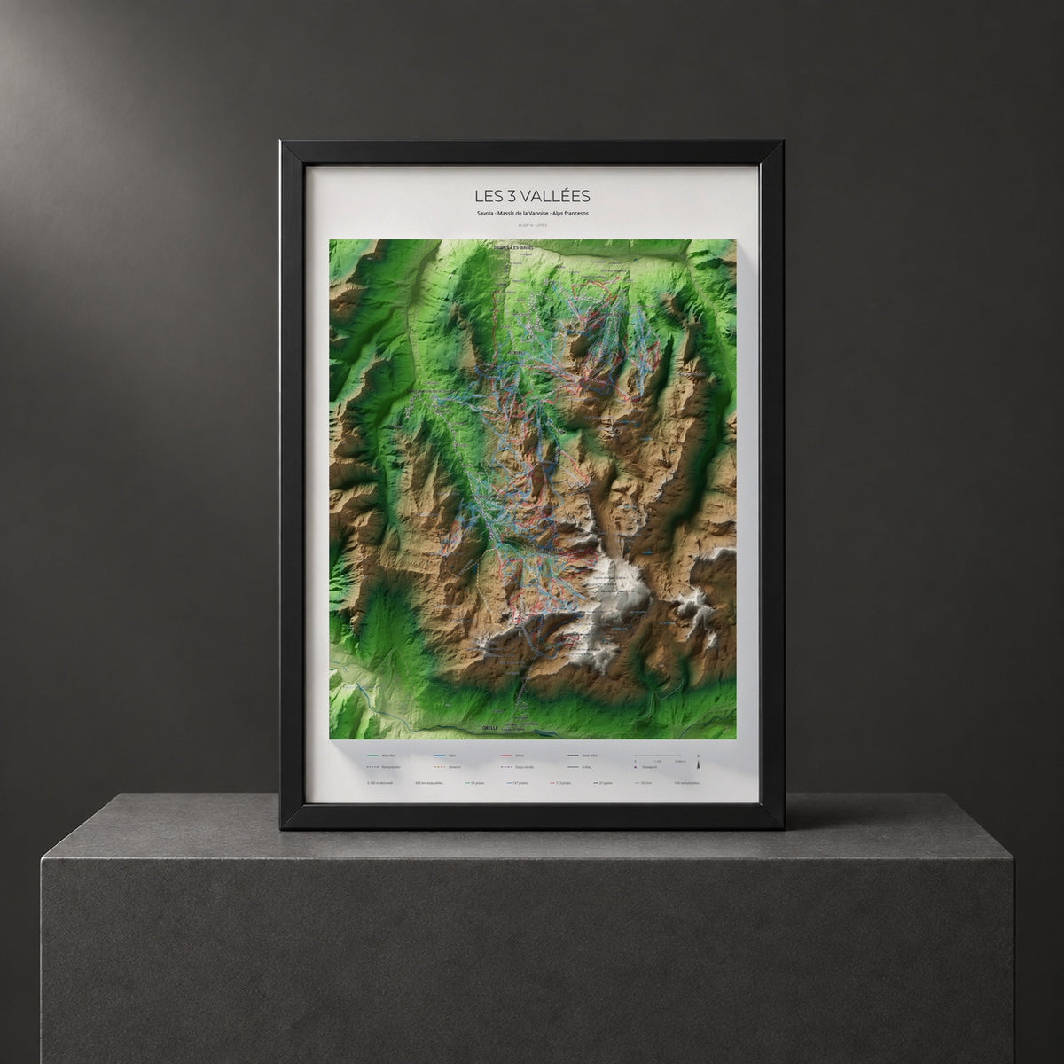 Mapa de pistes de Les 3 Vallées · Clàssic · 50 × 70 cm. Làmina emmarcada en negre sobre un pedestal.