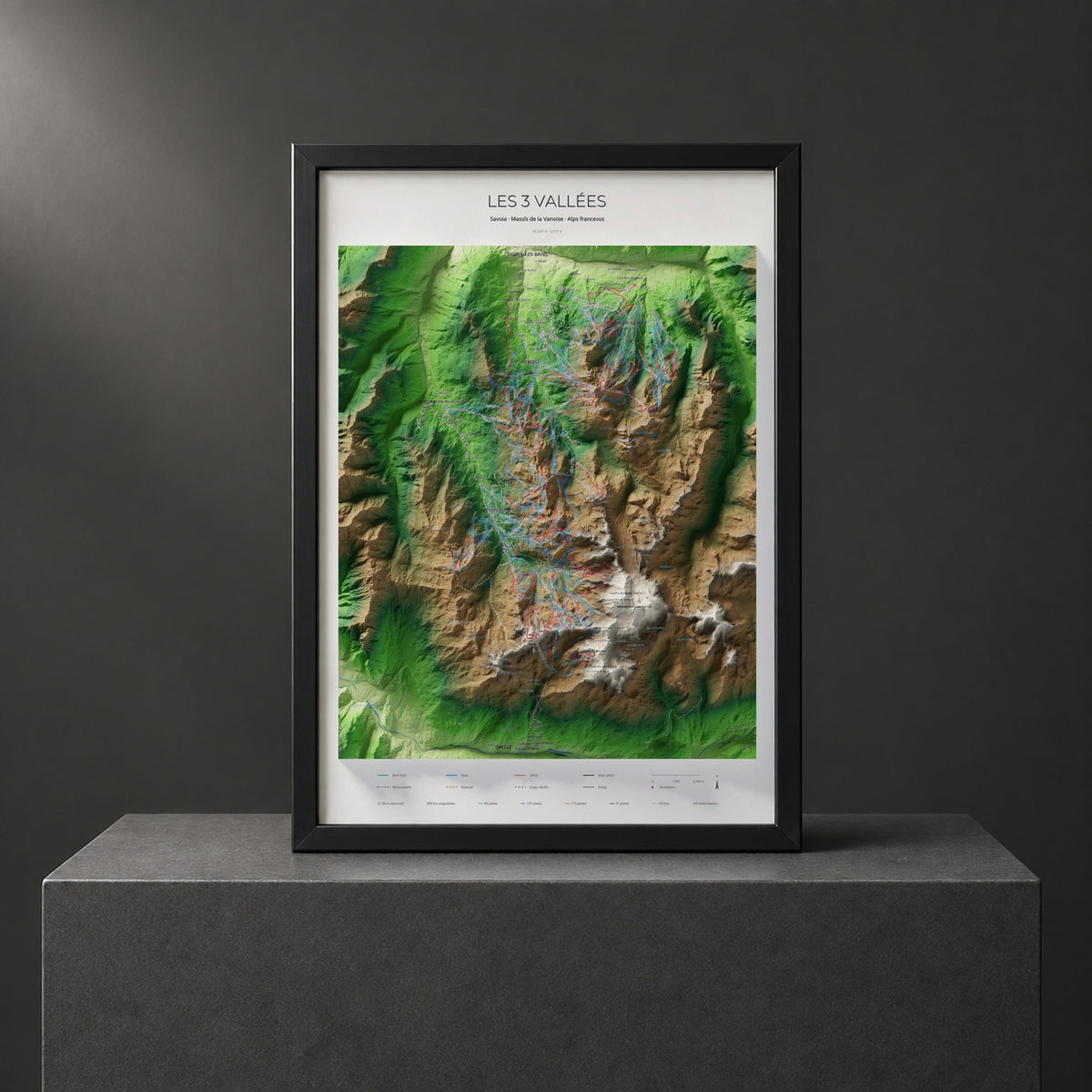 Mapa de pistes de Les 3 Vallées · Clàssic · 70 × 100 cm. Làmina emmarcada en negre sobre un pedestal.