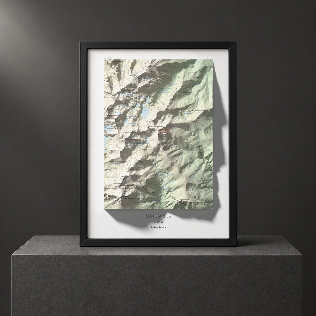 Mapa de relieve de les Picardes, 2802 m, Pallars Sobirà, lámina 100 Cims de Trobart. Presentación enmarcada. 30 × 40 cm.