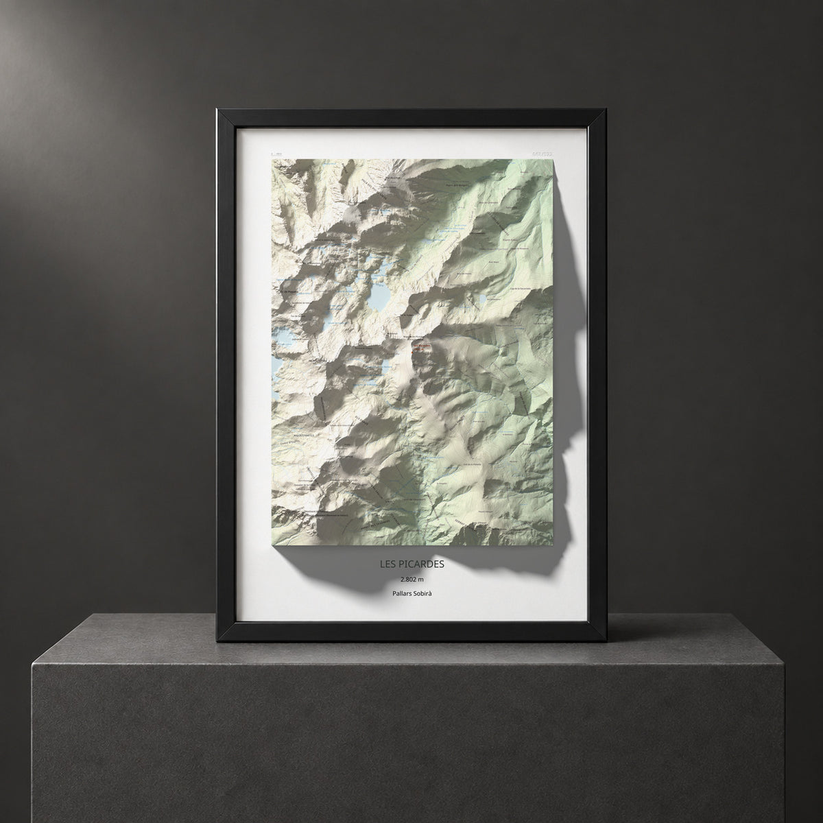 Mapa de relieve de les Picardes, 2802 m, Pallars Sobirà, lámina 100 Cims de Trobart. Presentación enmarcada. 50 × 70 cm.