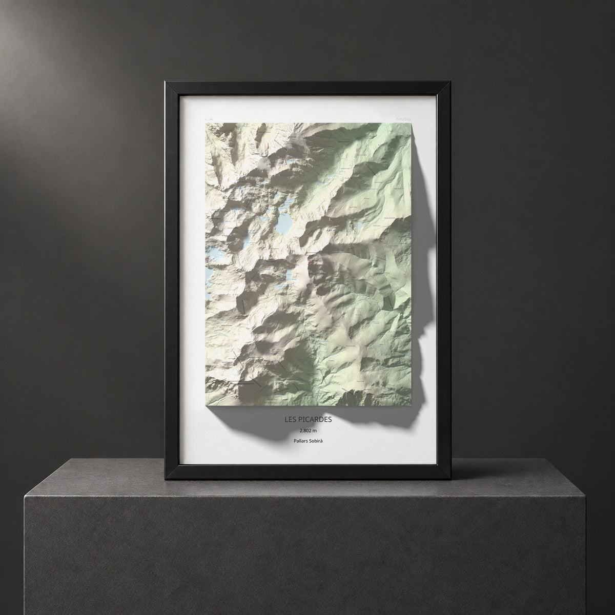Mapa de relieve de les Picardes, 2802 m, Pallars Sobirà, lámina 100 Cims de Trobart. Presentación enmarcada. 70 × 100 cm.