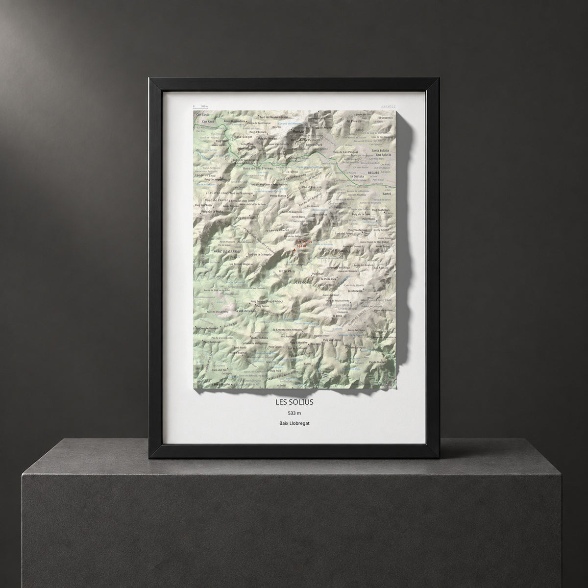 Mapa topográfico del relieve: les Solius, 533 m. Presentación enmarcada. 30 × 40 cm.