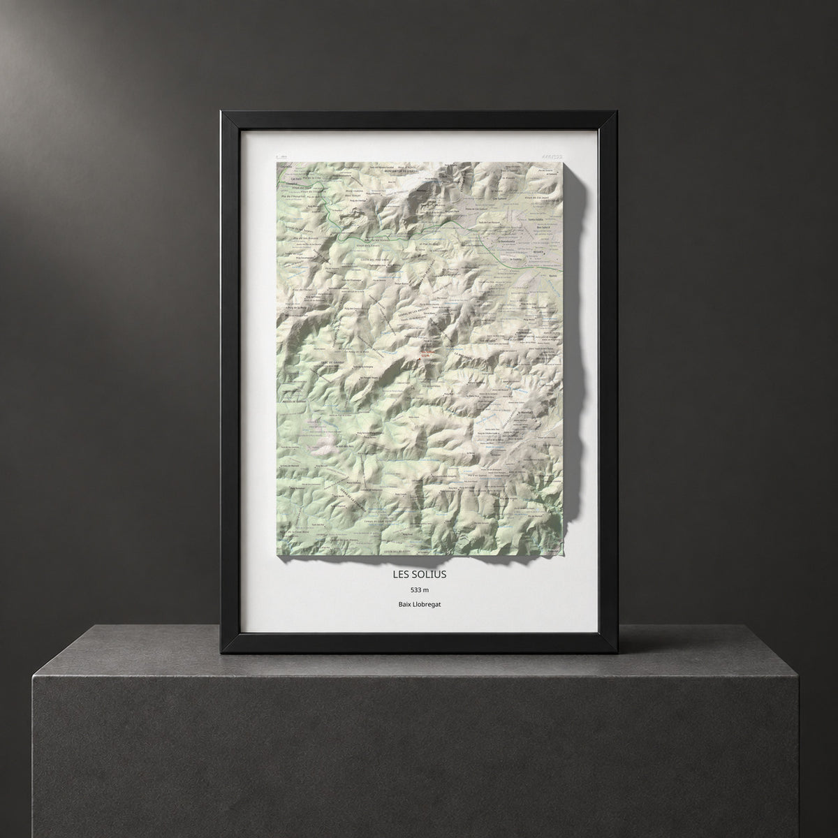 Mapa topográfico del relieve: les Solius, 533 m. Presentación enmarcada. 50 × 70 cm.
