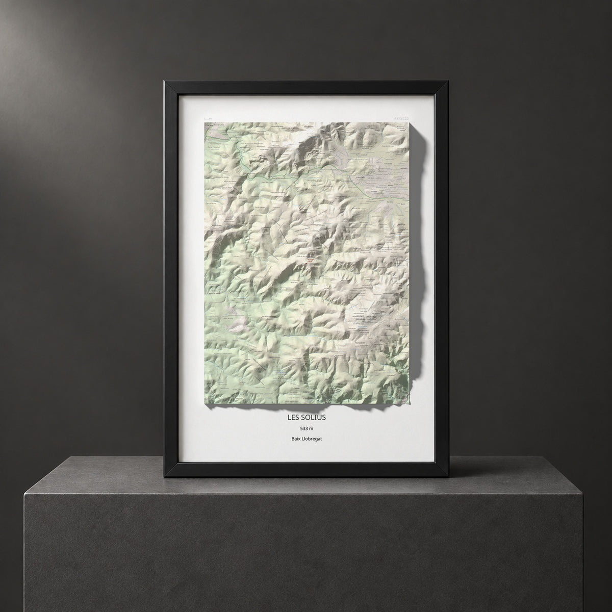 Mapa topográfico del relieve: les Solius, 533 m. Presentación enmarcada. 70 × 100 cm.