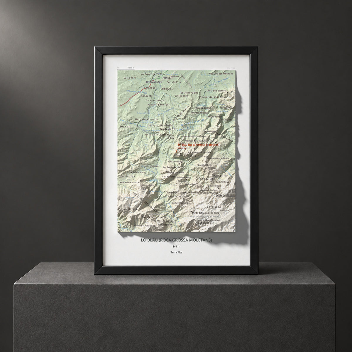 Mapa de relieve de lo Blau (Roca Grossa Moletans), 841 m, Terra Alta, lámina 100 Cims de Trobart. Presentación enmarcada. 21 × 30 cm.