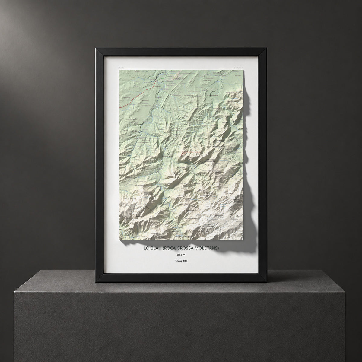 Mapa de relieve de lo Blau (Roca Grossa Moletans), 841 m, Terra Alta, lámina 100 Cims de Trobart. Presentación enmarcada. 50 × 70 cm.