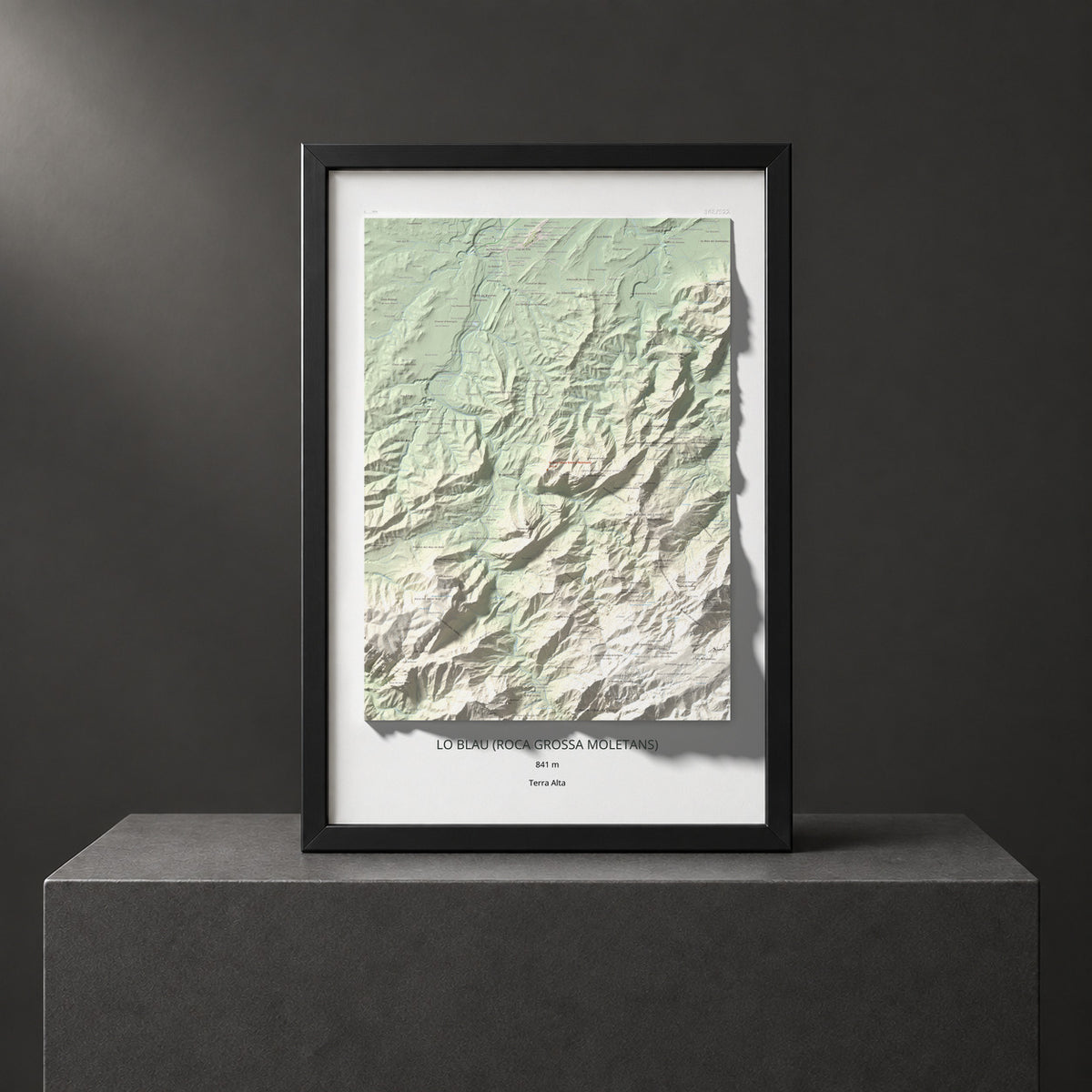 Mapa de relieve de lo Blau (Roca Grossa Moletans), 841 m, Terra Alta, lámina 100 Cims de Trobart. Presentación enmarcada. 61 × 91 cm.