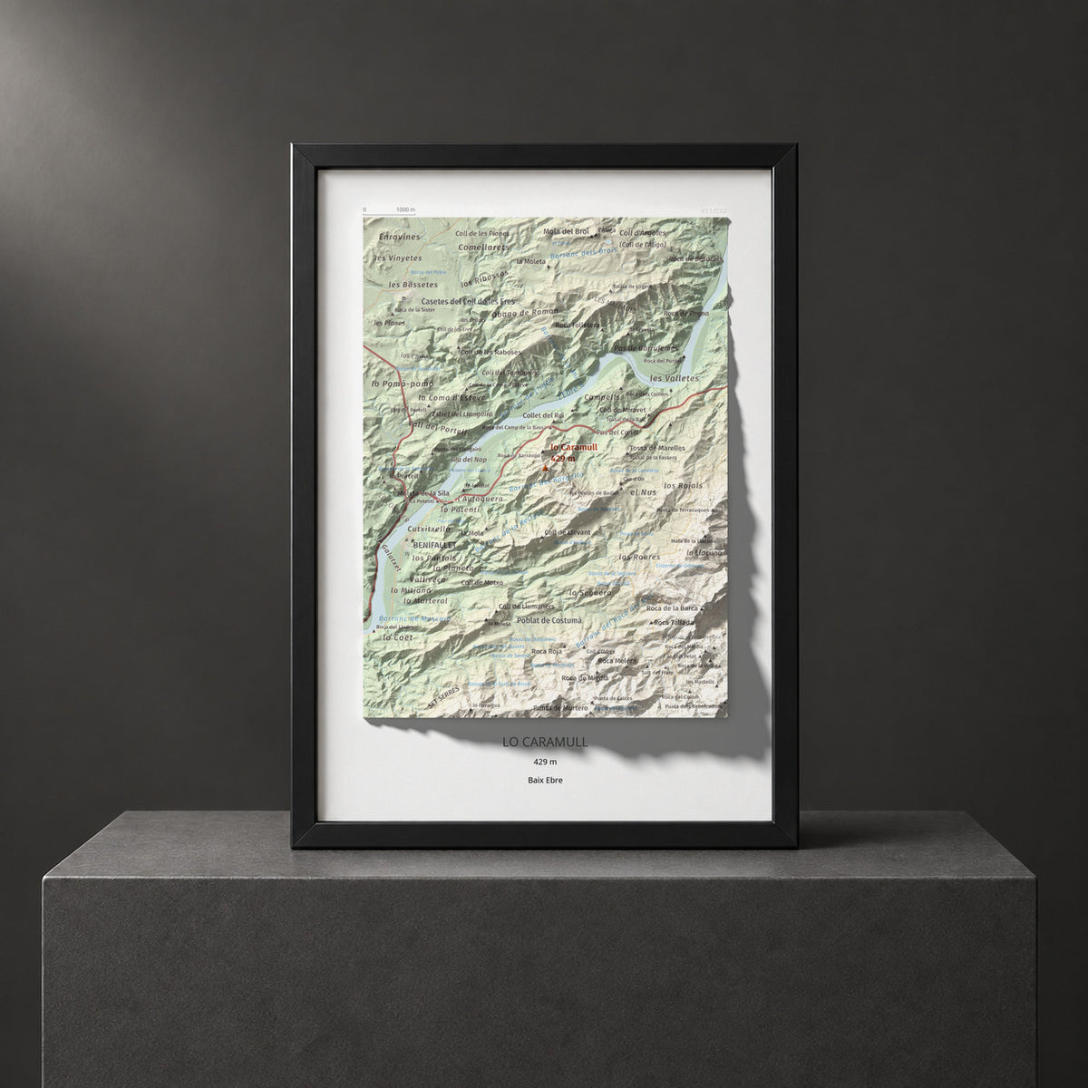 Mapa de relieve de lo Caramull, 429 m, Baix Ebre, lámina 100 Cims de Trobart. Presentación enmarcada. 21 × 30 cm.