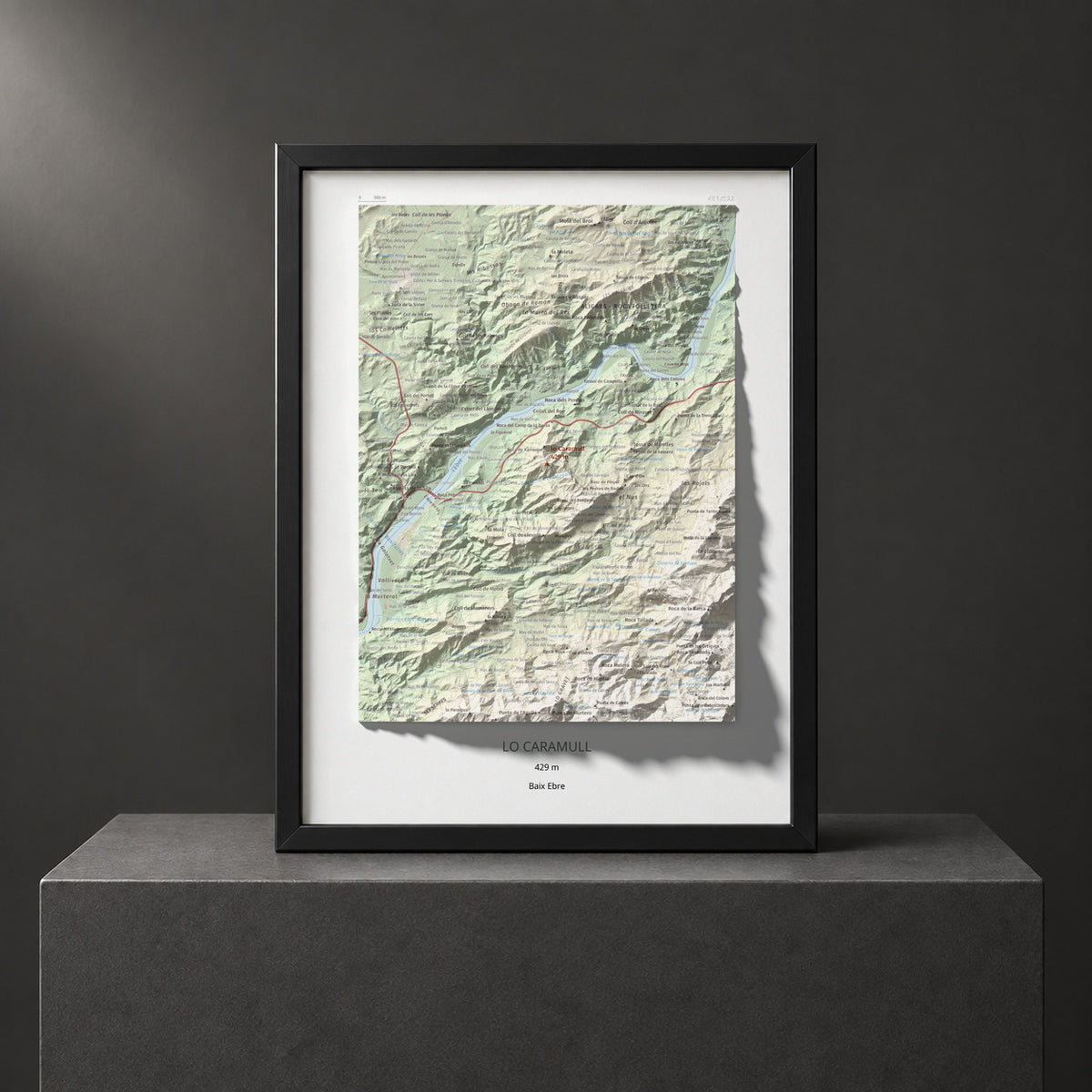 Mapa de relieve de lo Caramull, 429 m, Baix Ebre, lámina 100 Cims de Trobart. Presentación enmarcada. 30 × 40 cm.