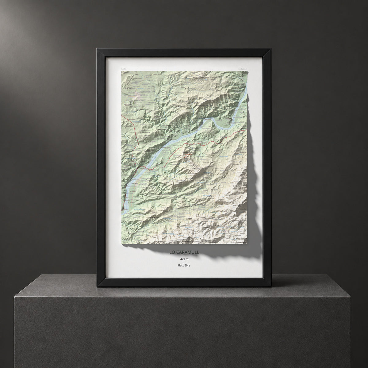 Mapa de relieve de lo Caramull, 429 m, Baix Ebre, lámina 100 Cims de Trobart. Presentación enmarcada. 50 × 70 cm.