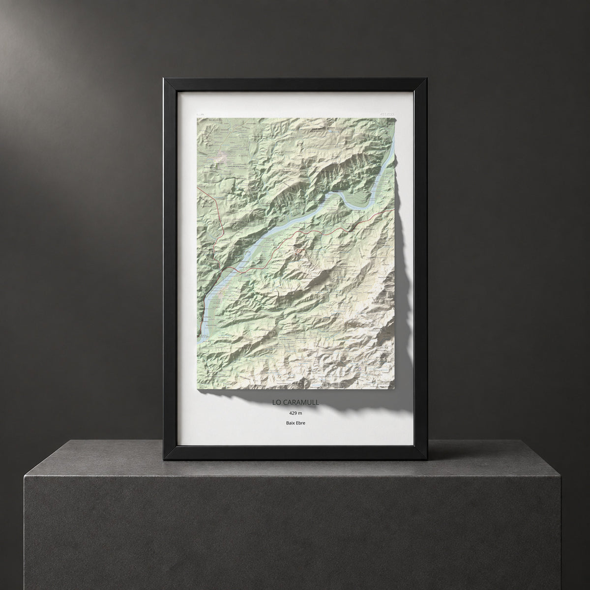 Mapa de relieve de lo Caramull, 429 m, Baix Ebre, lámina 100 Cims de Trobart. Presentación enmarcada. 61 × 91 cm.