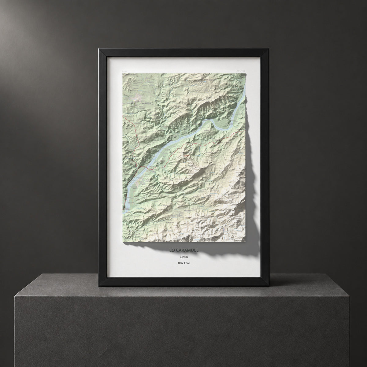 Mapa de relieve de lo Caramull, 429 m, Baix Ebre, lámina 100 Cims de Trobart. Presentación enmarcada. 70 × 100 cm.