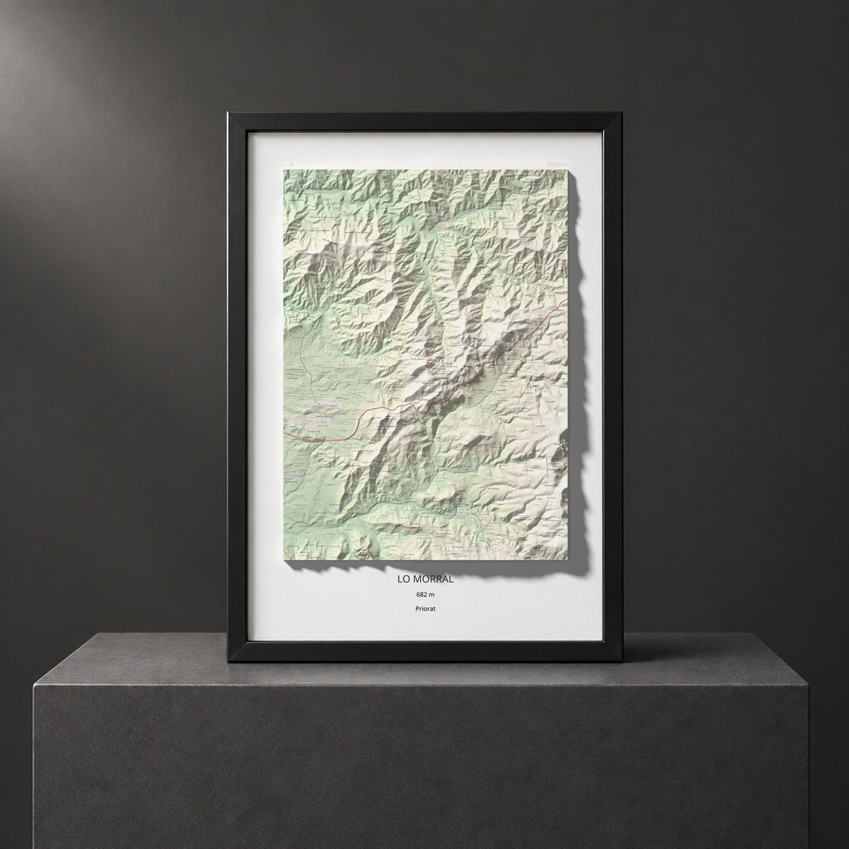 Mapa de relieve de lo Morral, 682 m, Priorat, lámina 100 Cims de Trobart. Presentación enmarcada. 70 × 100 cm.