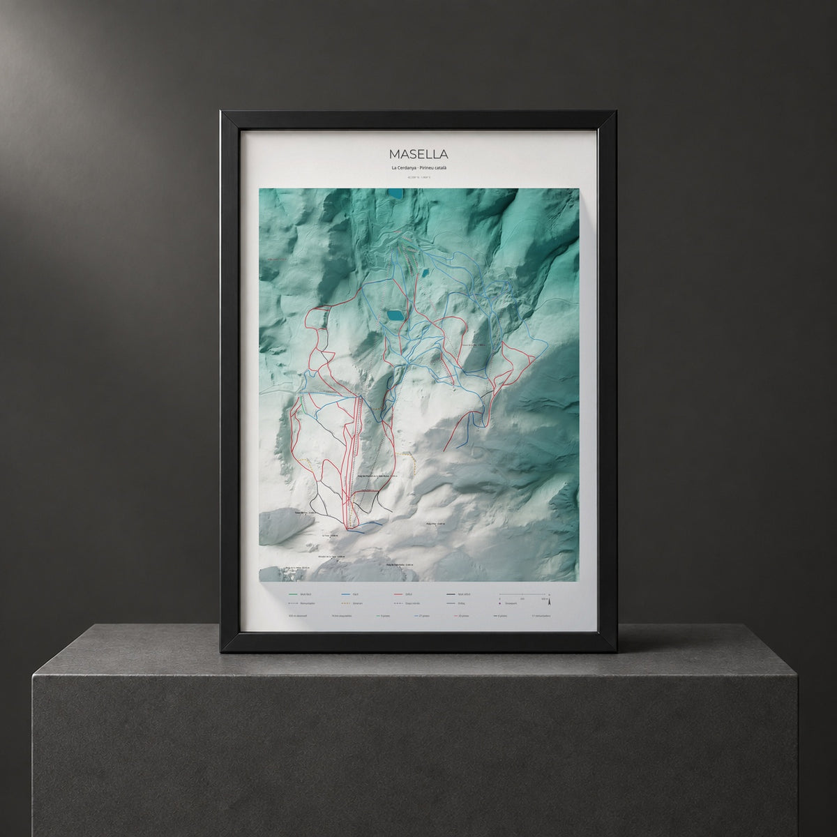 Mapa de pistas de Masella · Alpina · 50 × 70 cm. Lámina enmarcada en negro sobre un pedestal.