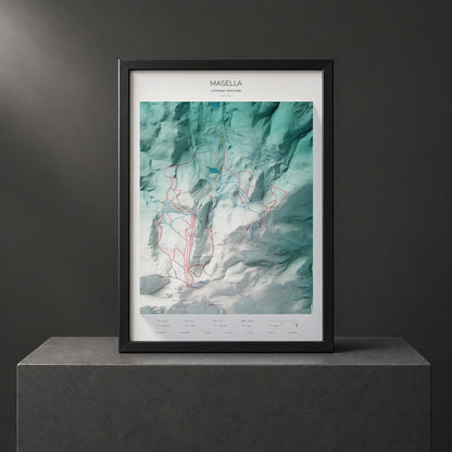 Mapa de pistas de Masella · Alpina · 50 × 70 cm. Lámina enmarcada en negro sobre un pedestal.