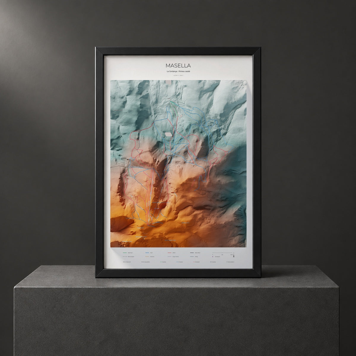 Mapa de pistas de Masella · Contrastado · 70 × 100 cm. Lámina enmarcada en negro sobre un pedestal.