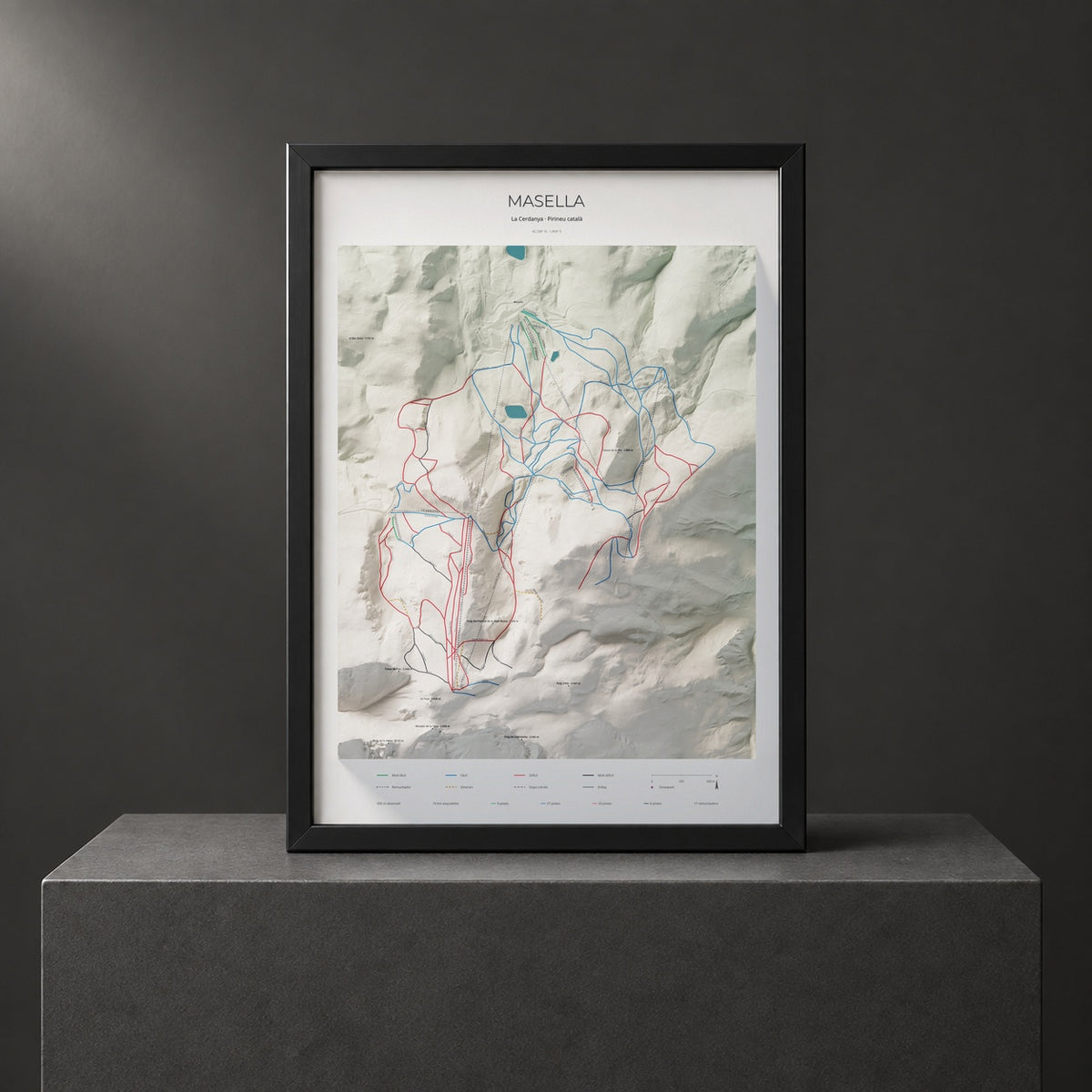 Mapa de pistas de Masella · Cartográfico · 50 × 70 cm. Lámina enmarcada en negro sobre un pedestal.